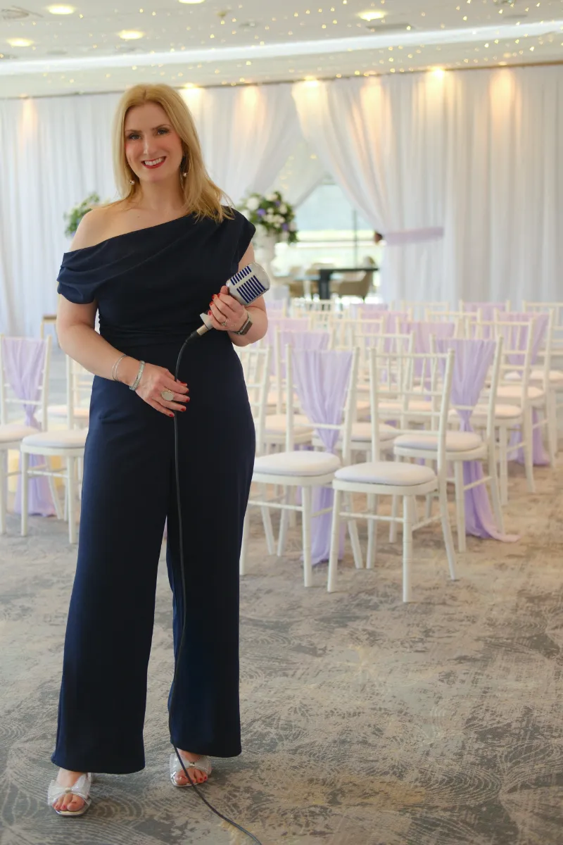 Professional female wedding and events singer Nicola Mason based in Central Scotland, trained at Berklee College of Music